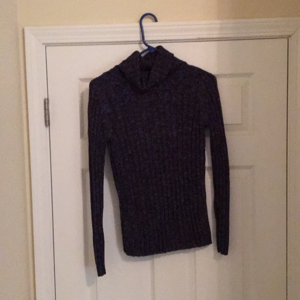 Am selling this beautiful turtleneck sweater❤️😃